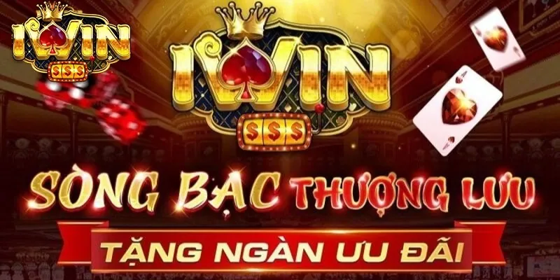 Hai võ sĩ đang thi đấu quyền anh trên sàn đấu